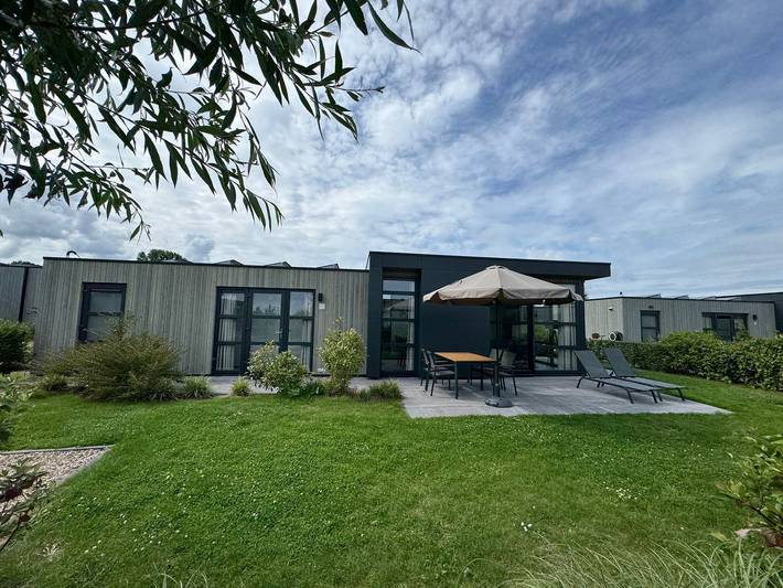 Ferienhaus für 4 Personen, mit Balkon/Terrasse und Terrasse sowie Garten und Seeblick in den Niederlande