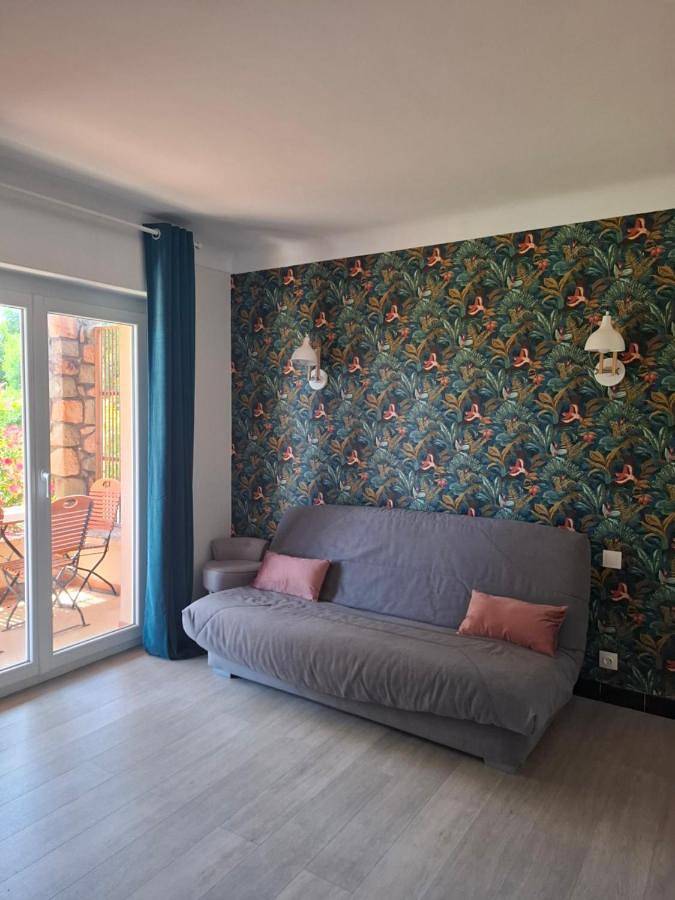 Location de vacances pour 4 personnes, avec vue ainsi que piscine et jardin à Puget-sur-Argens - 2