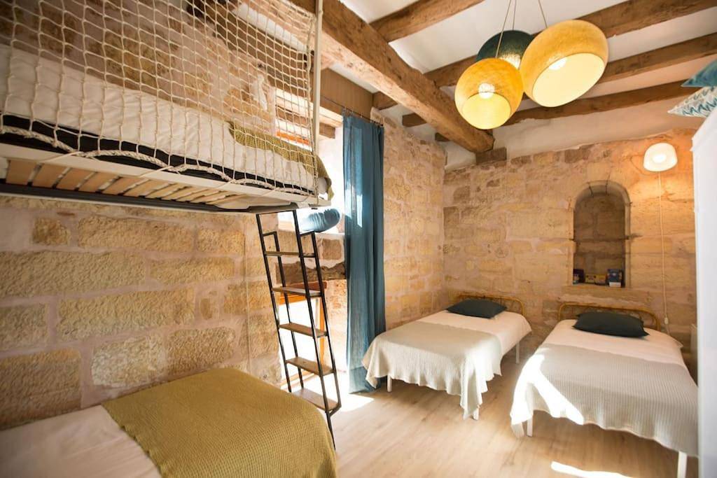 Maison Bons Jours. Grange traditionelle avec piscine in Perpezac-le-Blanc, Région de Brive-la-Gaillarde