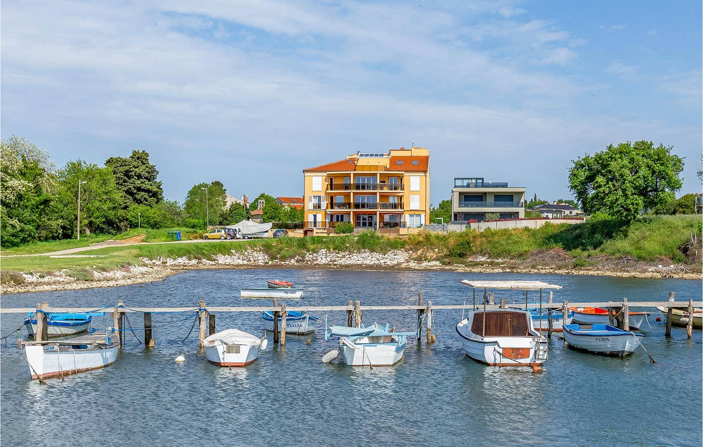 Ganze Ferienwohnung, Modernes Apartment mit Terrasse in der Nähe eines FKK-Strandes – Parkplatz und WLAN inklusive in Pomer, Südküste Istrien