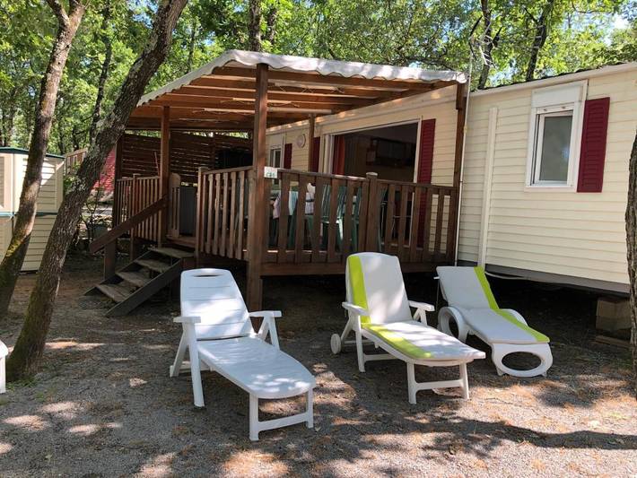 Camping pour 6 personnes, avec jacuzzi ainsi que jardin et piscine à Ruoms