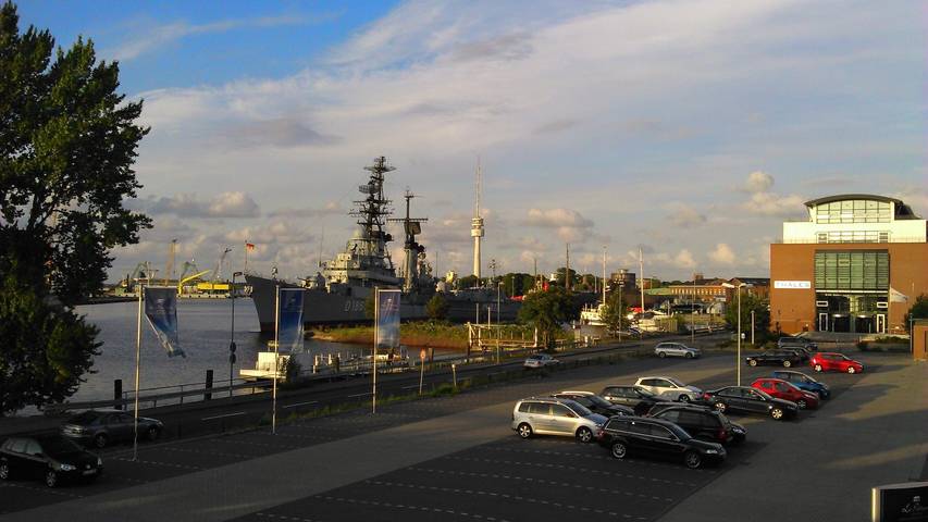 Entire apartment, Apartment 'Fewo Altengroden Süd Wilhelmshaven' with Shared Garden and Wi-Fi in Wilhelmshaven, Southern North Sea Coast