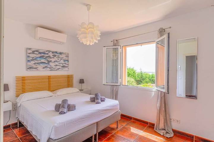 Villa près de la plage et vue sur la mer (climatisation et piscine privée) in Punta Prima, Sant Lluís