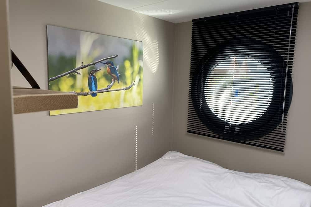 Luxe Houseboat met zwemplateau in kleurrijke haven in Stavoren, IJsselmeer