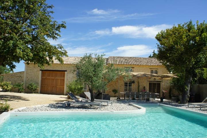 Gîte pour 15 personnes, avec piscine à Mornas