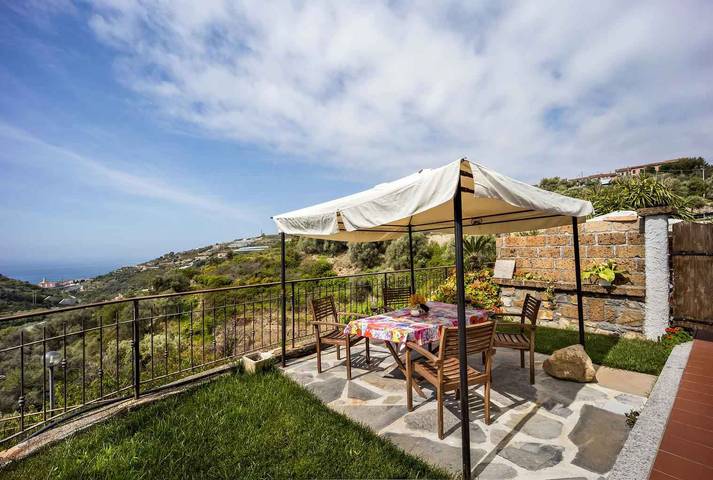 Location de vacances pour 5 personnes, avec balcon et jardin à Pompeiana