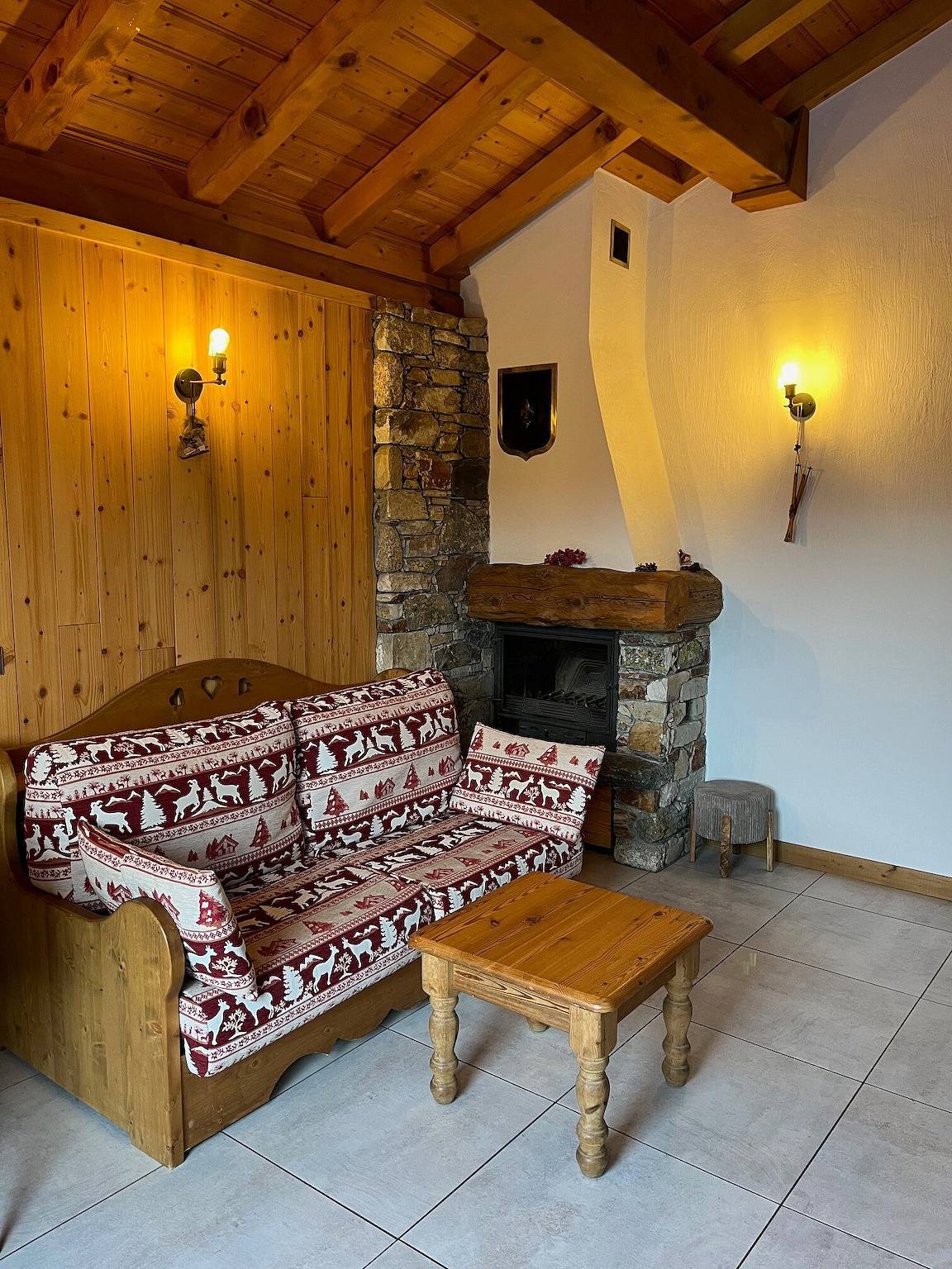Entire apartment, Apartment "Le Tyrol" with Mountain View, Shared Garden and Balcony in La Plagne, Bellentre