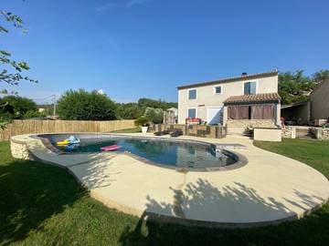 Cottage pour 7 personnes, avec vue ainsi que piscine et jardin, adapté aux familles à Blauvac