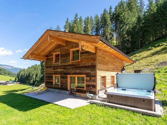 Chalet für 8 Personen, mit Whirlpool und Terrasse sowie Garten und Sauna in Tirol