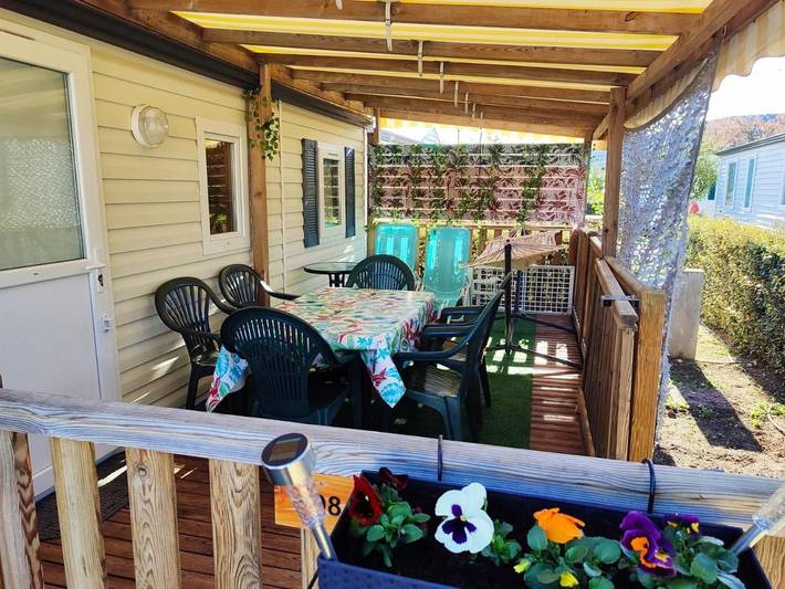 Camping pour 6 personnes, avec terrasse ainsi que piscine et bassin pour enfant