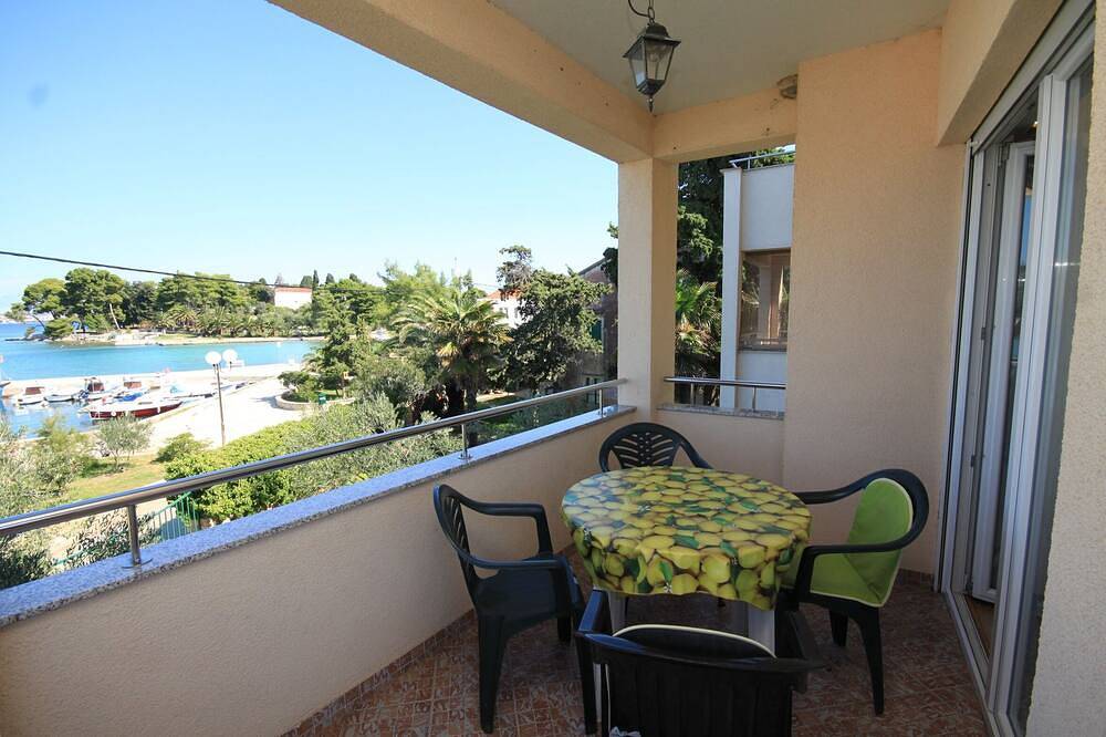 Ganze Wohnung, 1-Zimmer-Ferienwohnung mit Terrasse und Meerblick Preko, Ugljan (A-8315-c) in Preko, Insel Ugljan