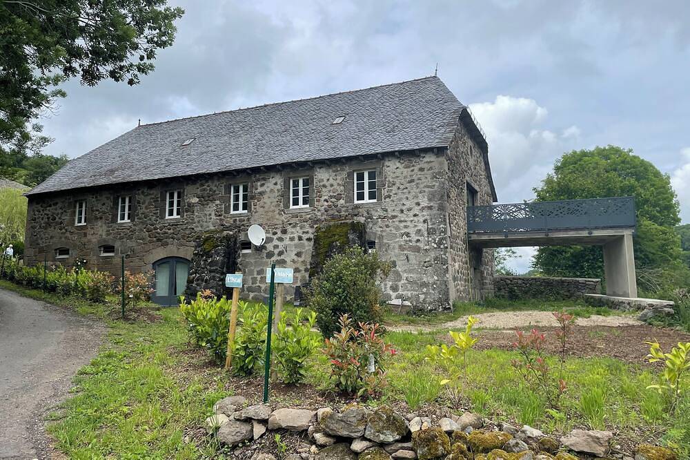 L'Ostal Large gite sleeps 8 in Mur-de-Barrez, Massif Central
