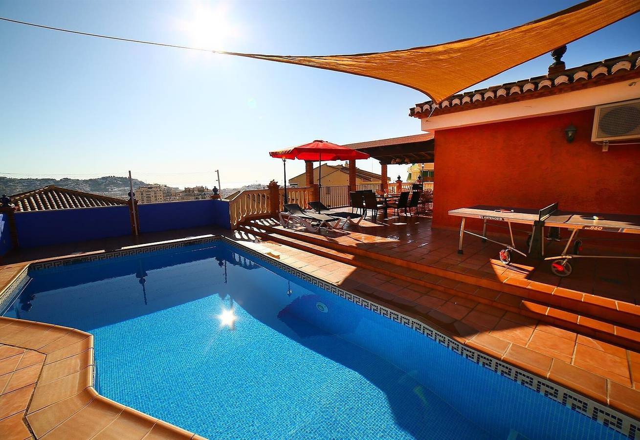 Villa Serymar avec vue sur montagne et mer, piscine privée, terrasse, A/C et Wifi. Animaux admis in Almuñecar, Costa Granadina