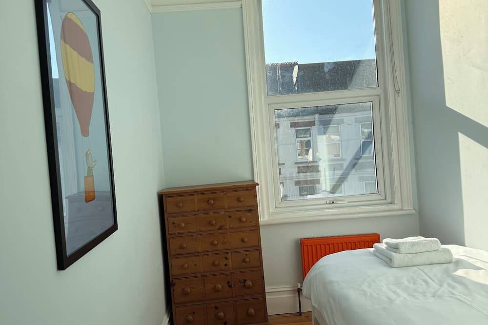 Large, bright, seaside family home with garden & parking, close to Walpole Bay. in Botany Bay, Kent