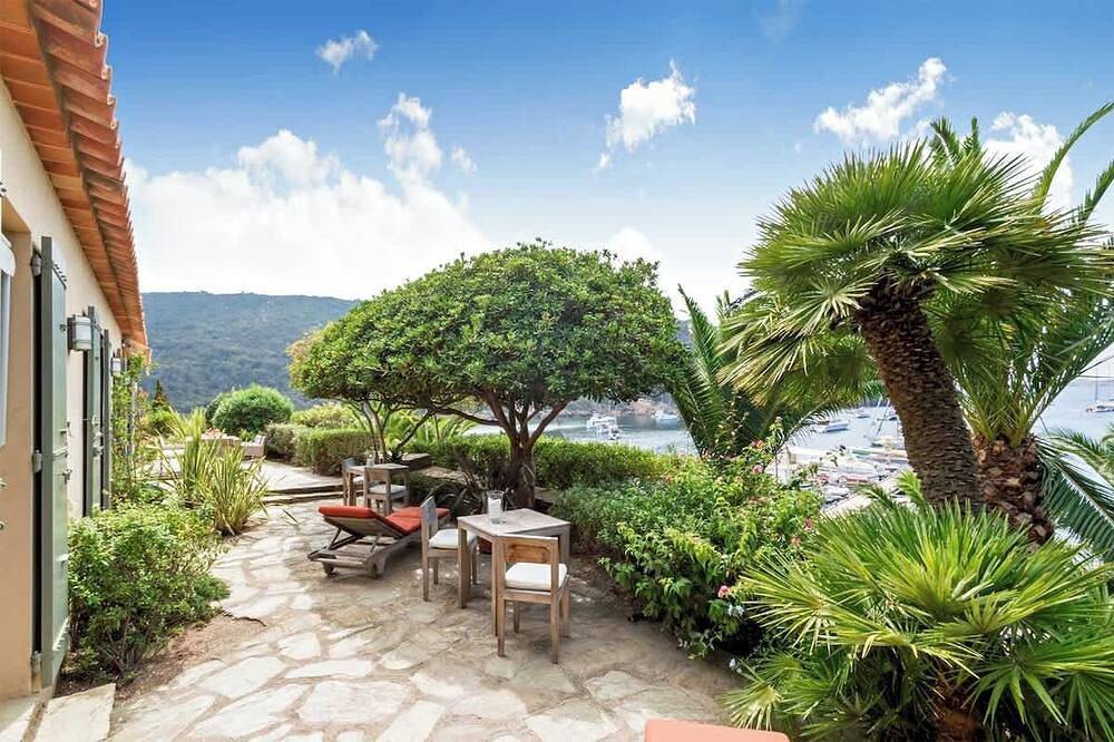 Gran casa en primera línea de playa tranquila situada la isla de Port-Cros in Provenza