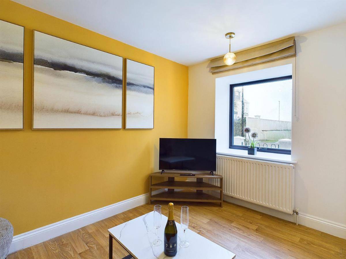Newquay Beach House by Signature Stays - Parking - Modern - Coastal in Newquay, Cornwall