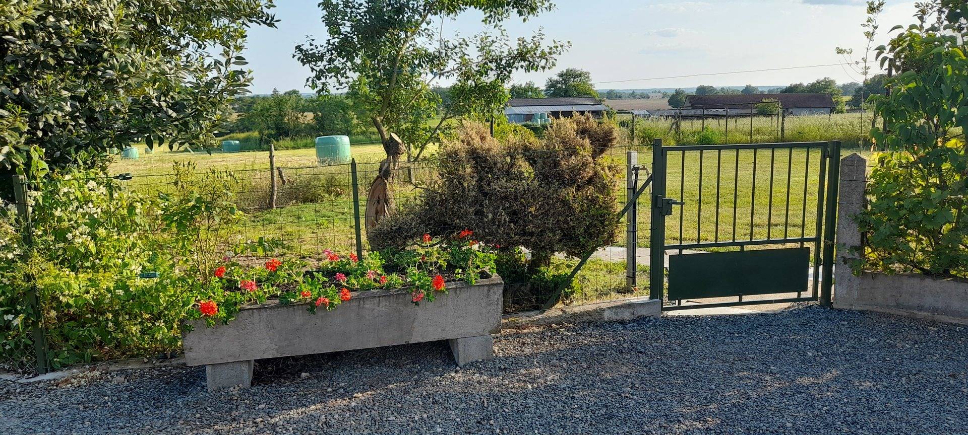 Gite les hortensias, de plain-pied, ouvert curistes in Lesme, Région de Charolles