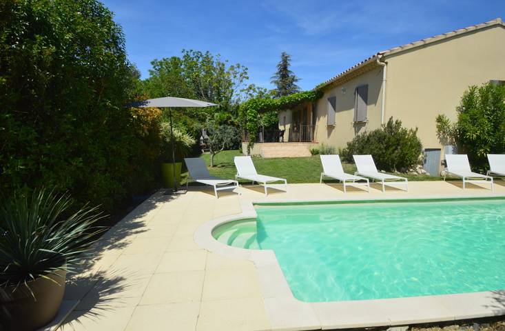 Gîte pour 6 personnes, avec jardin ainsi que terrasse et piscine