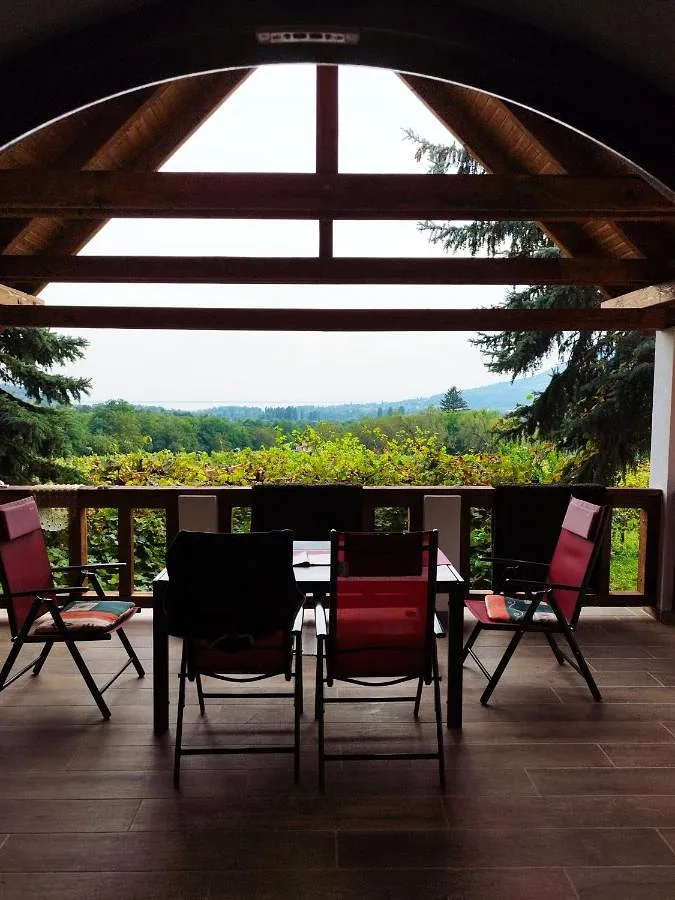 Ferienhaus für 4 Personen, mit Garten und Seeblick sowie Ausblick - 1