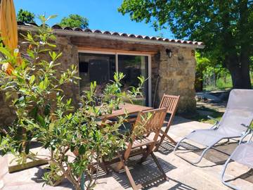 Maison d’hôte pour 4 personnes, avec terrasse et jardin ainsi que vue et piscine, animaux acceptés à Valgorge