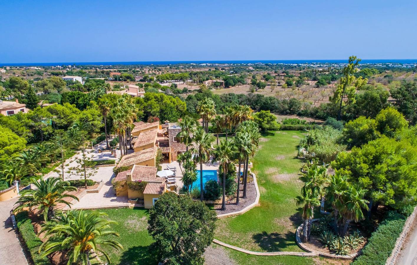 Tropischer Rückzugsort mit Pool und Terrasse: 2,5 km zum Strand Cala Ferrera in Cala d'Or, Santanyí