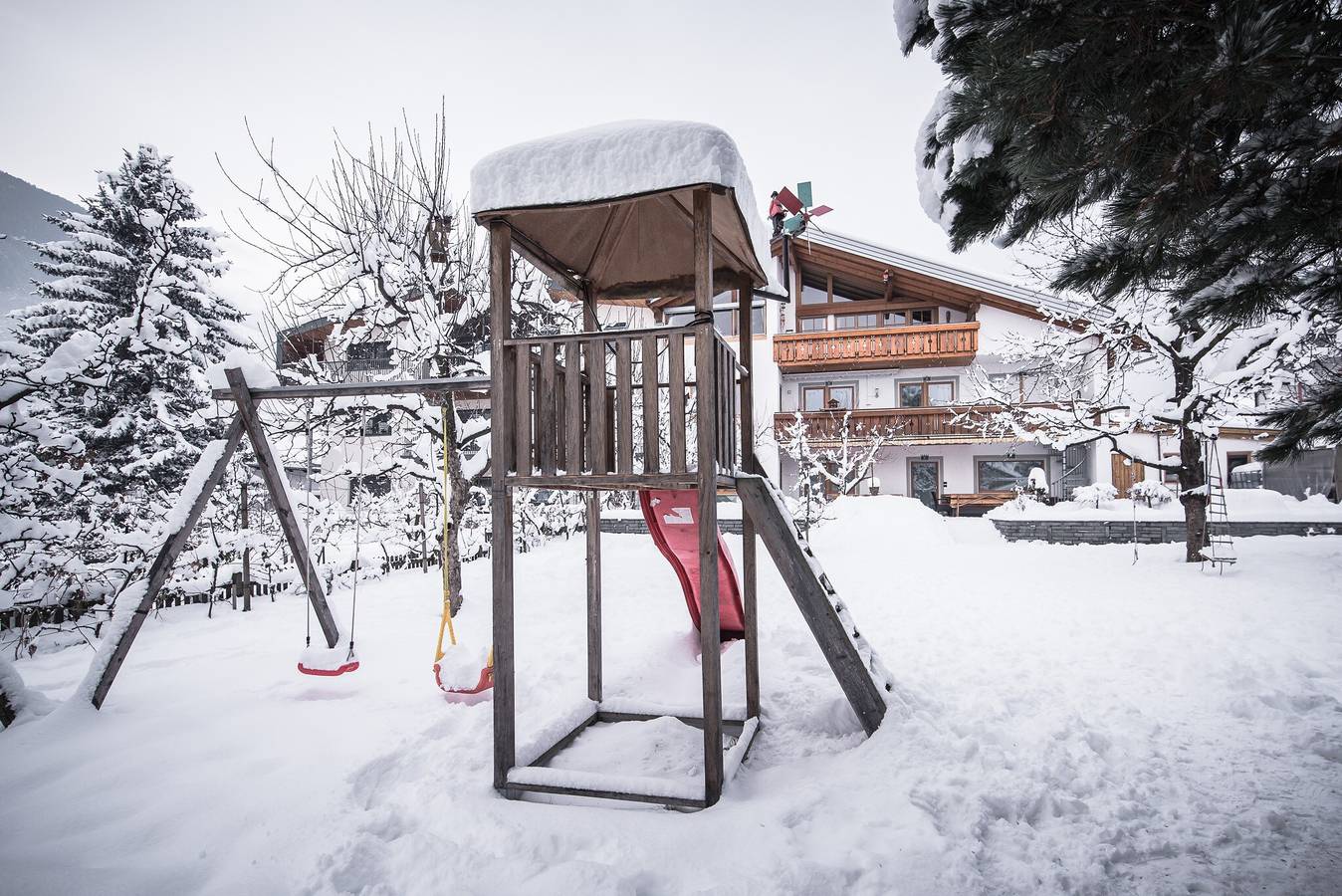 Appartamento intero, Appartamento Eder Kehlburg con vista montagna, terrazza privata e Wi-Fi in Gais, Plan de Corones