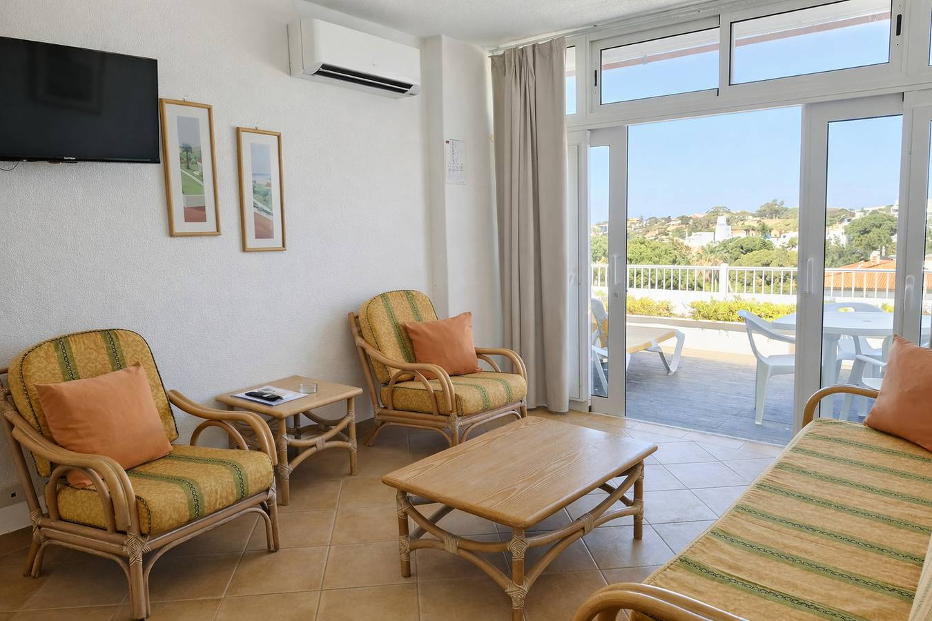 Appartamento intero, T1 Jordão - vista mar, piscina e Wifi a 150m praia in Praia da Oura, Albufeira