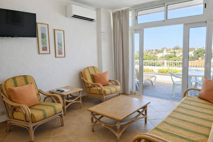 Apartamento inteiro, T1 Jordão - vista mar, piscina e Wifi a 150m praia in Praia da Oura, Albufeira e Olhos de Água