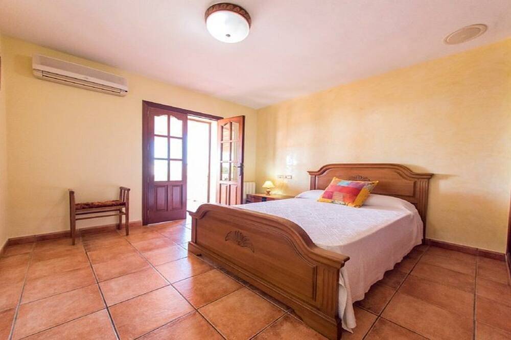 Villa San Jordi Ibiza, 1,5km Beach Salinas, 1,5km Beach Den Bossa Best Located in Sant Jordi de ses Salines, Sant Josep de sa Talaia