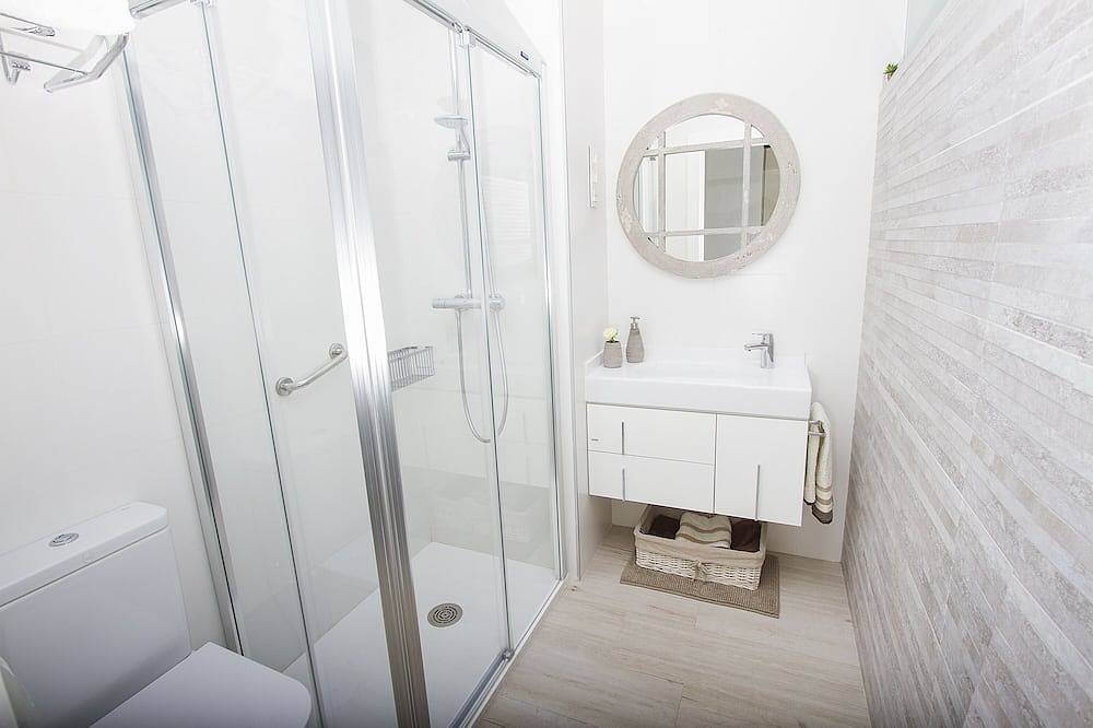 Apartamento entero, Apartamento Deluxe - Primera Linea Playa, Piscina, A/A, Wifi Y Parking Gratis in La Carihuela, Torremolinos