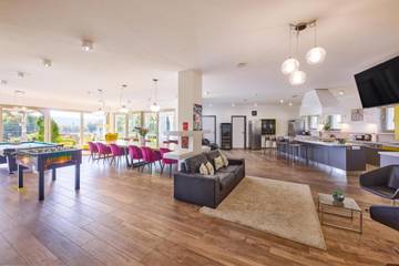 Ferienhaus für 20 Personen, mit Sauna und Ausblick sowie Garten und Pool, mit Haustier am Balaton