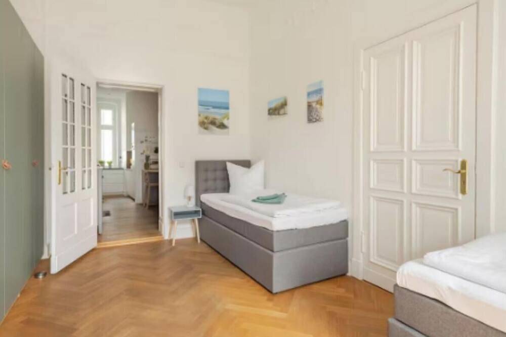 Ganze Wohnung, Spacious 3-Bedroom Apartment for up to 10 Guests in Berlin in Charlottenburg Berlin, Berlin