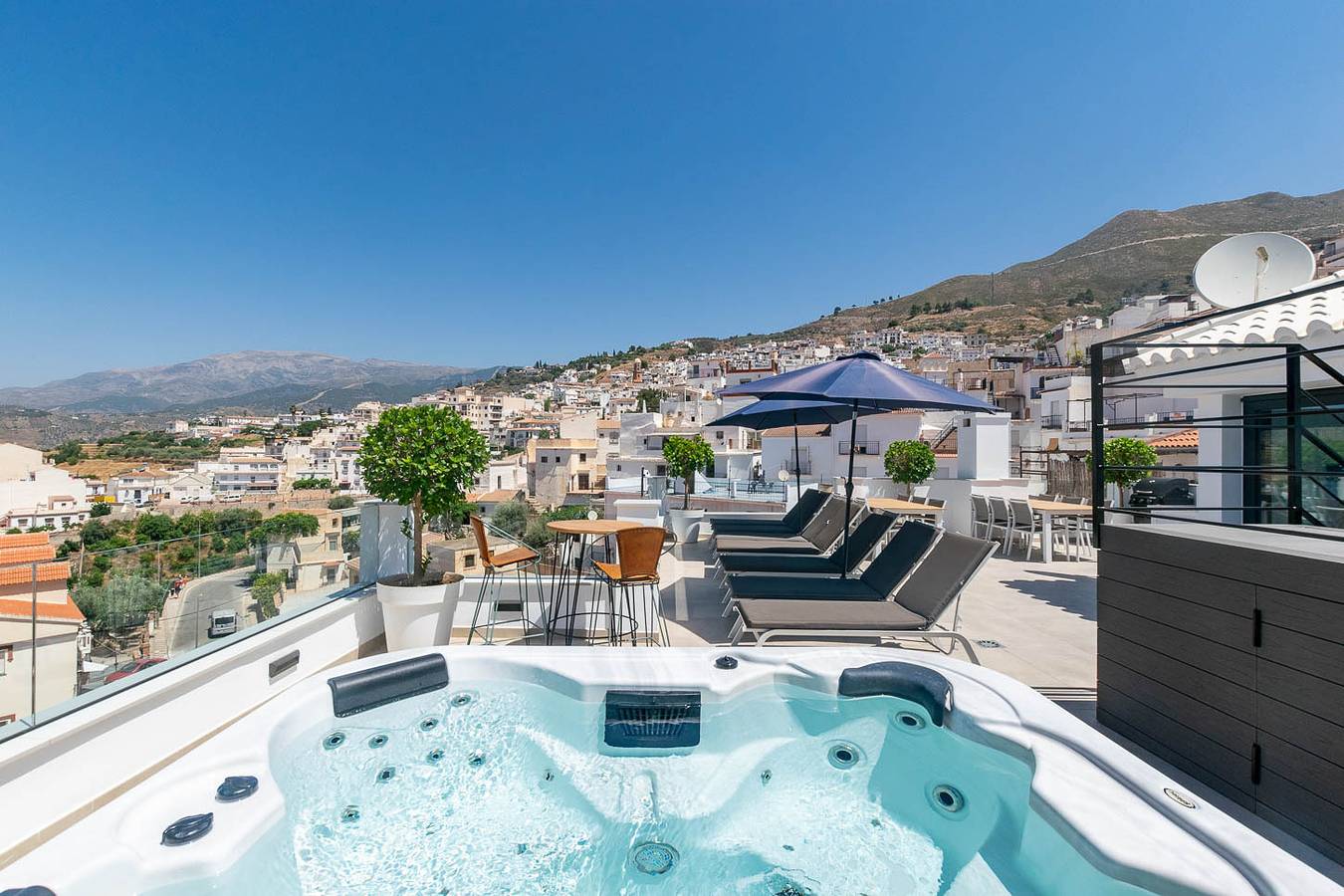 Apartamento entero, "Luxury Apartment " con vistas a la montaña, jardín y Wi-Fi in Cómpeta, Provincia De Málaga