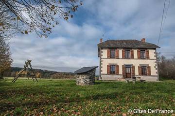 Gîte pour 10 personnes, avec sauna et jardin ainsi que jacuzzi et terrasse, animaux acceptés dans le Puy-de-Dôme