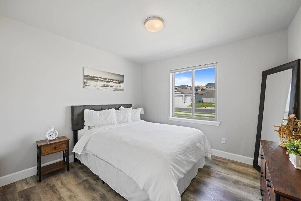 New house!! Outdoor Hot tub with beautiful sunset views in Kennewick, Washington