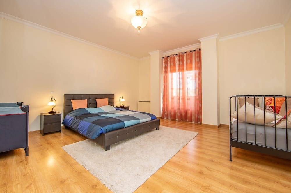 Villa moderna, grande e bella per 10 persone con piscina e giardino ad Azeitão. in Setúbal, Halbinsel von Setúbal