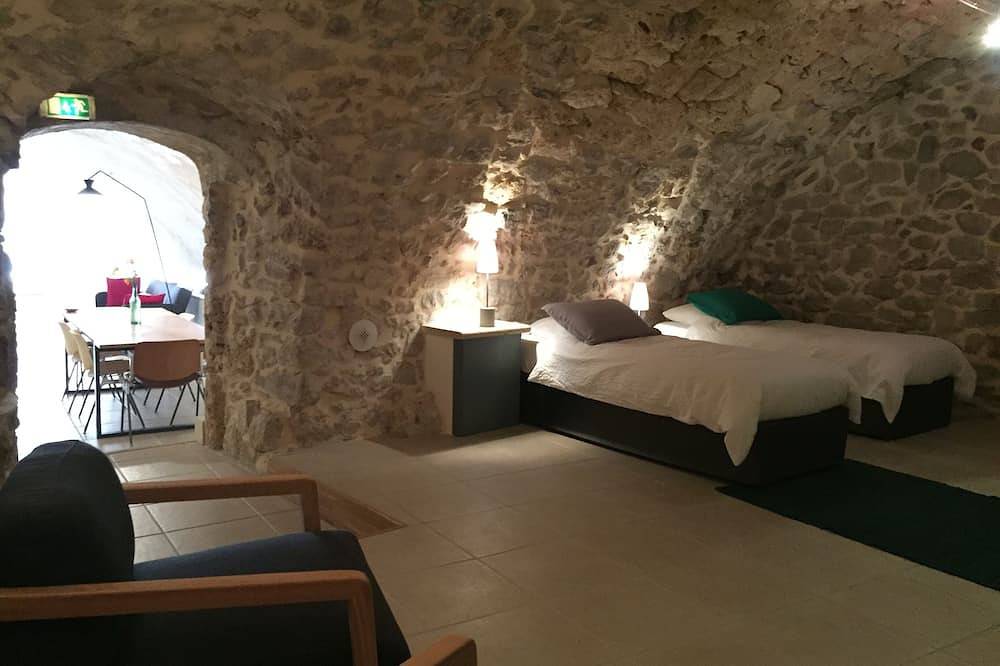 Appartement entier, Appartement 90m2 - 12 km d'Aix- En-Provence in Vauvenargues, Région d'Aix-en-Provence