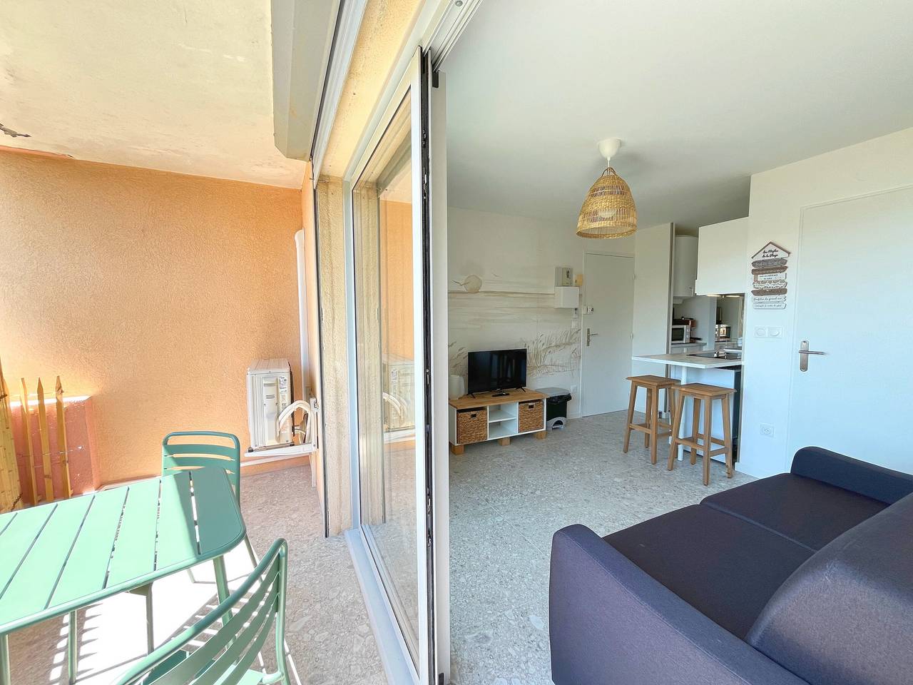 Appartement entier, Studio refait en 2024 avec terrasse, climatisation et parking, à 50m de la plage in Sète, Côte d'Améthyste