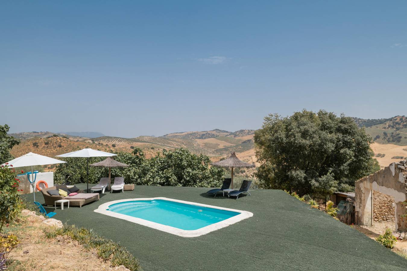 Finca El Porvenir con vistas a la montaña, piscina, bañera de hidromasaje, Wi-Fi y jardín in Olvera, Pueblos Blancos