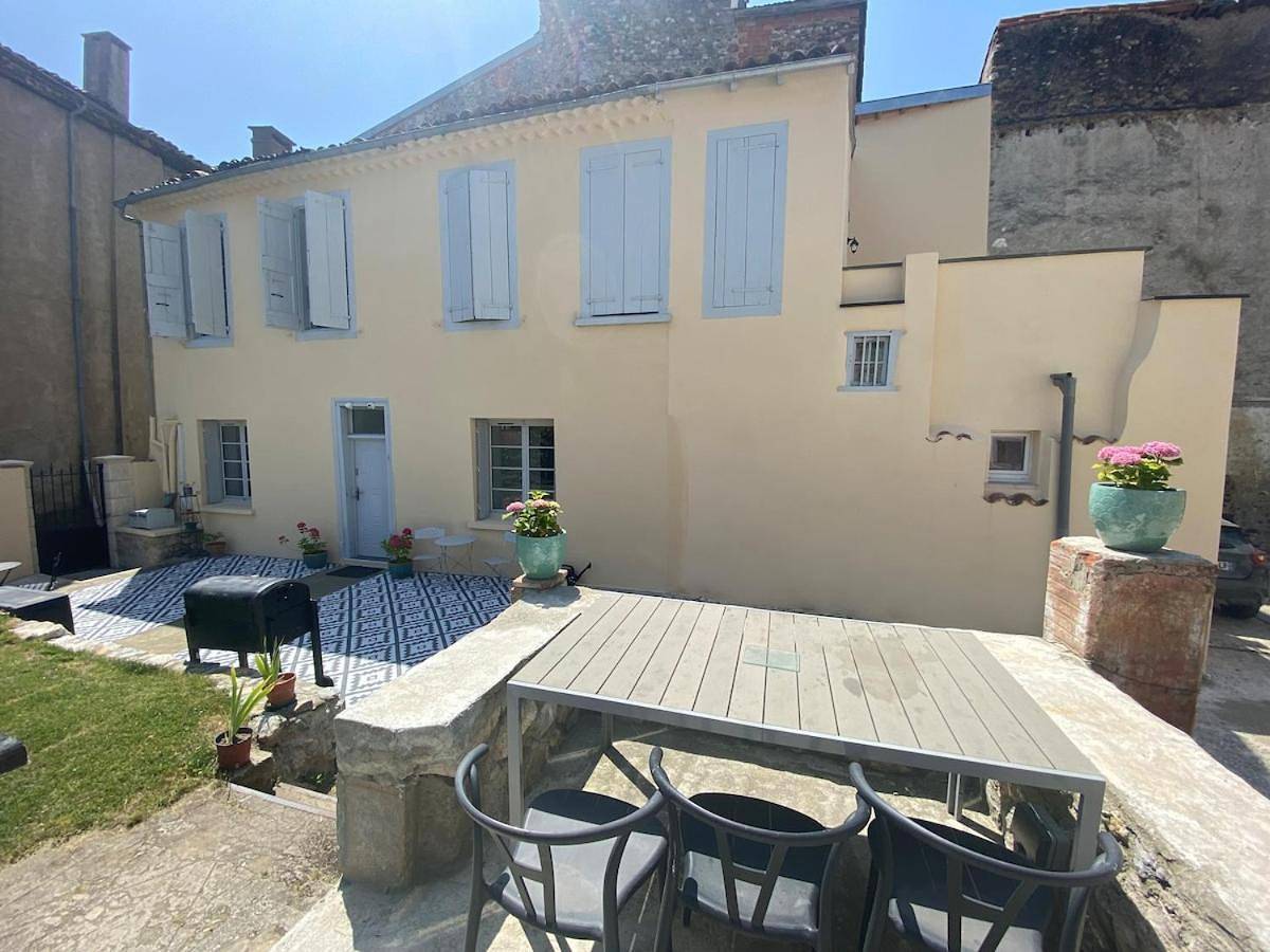 Appartement entier, 3 pièces au rez de chaussée centre historique, calme, vue sur le jardin in Foix, Ariège