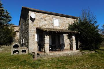 Gîte pour 6 personnes, avec terrasse à Les Assions