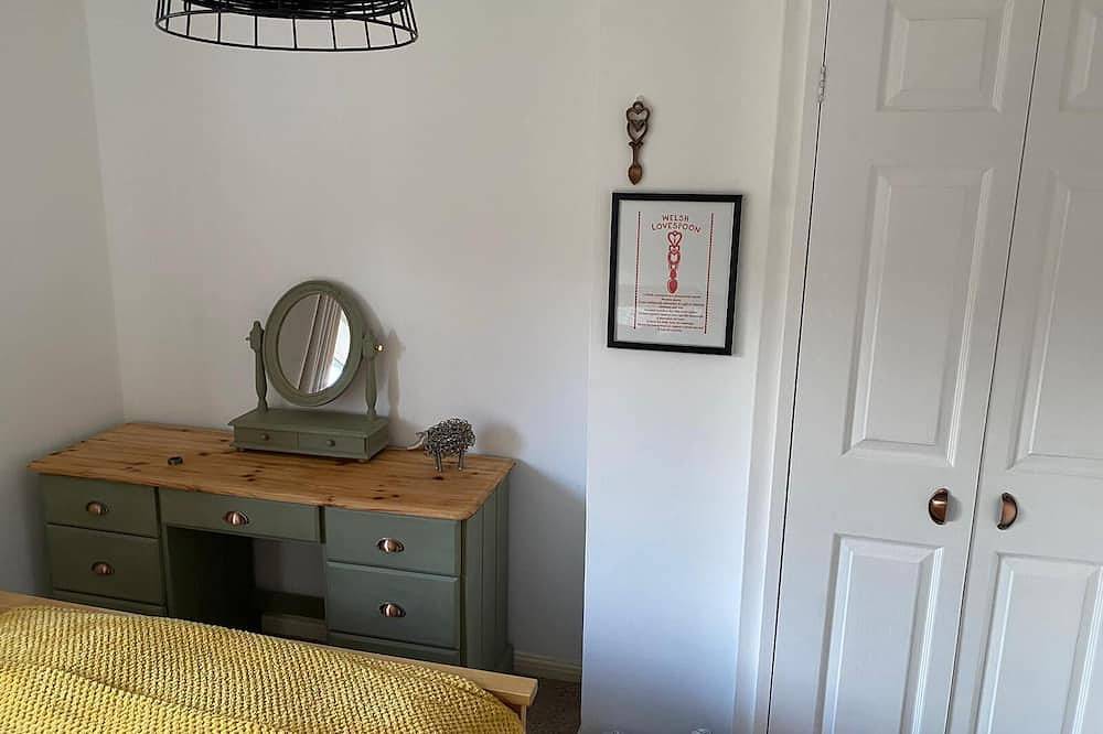 Minutes from Pen y fan and Storey Arms , Brecon Beacons , hot tub , steam room . in Brecon Beacons