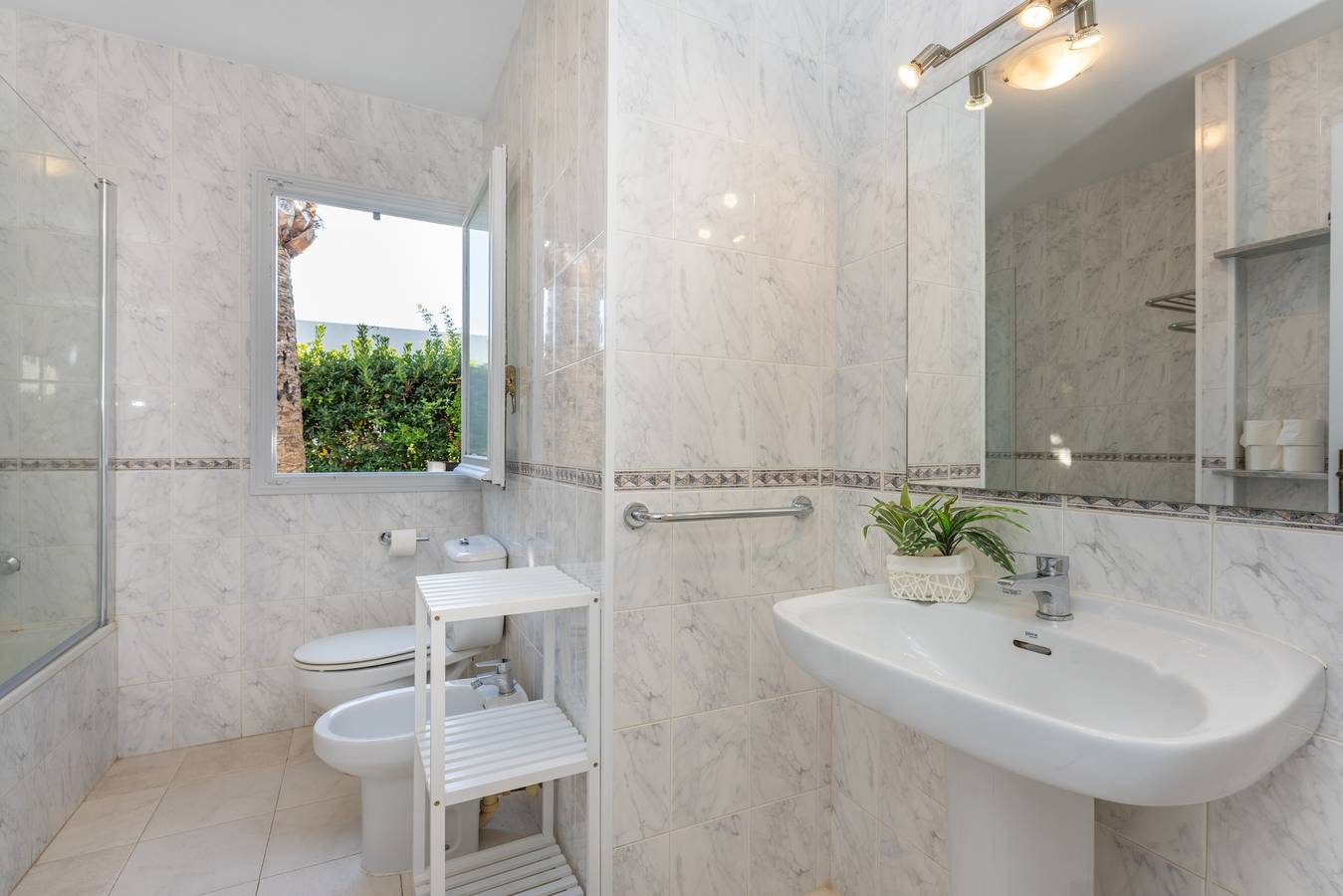 Mooi Vakantie Appartement "Apartamento Delfín 2" met Zwembad, Terras & Wifi, foto 15