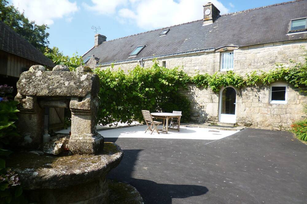 Gîte mitoyen dans longère bretonne typique et ancienne in Bieuzy, Région de Pontivy