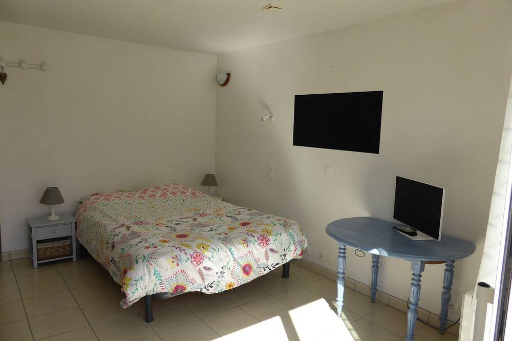 Appartement entier, Gîte lumineux avec terrasse et jardin au calme in Lannion, Région de Lannion