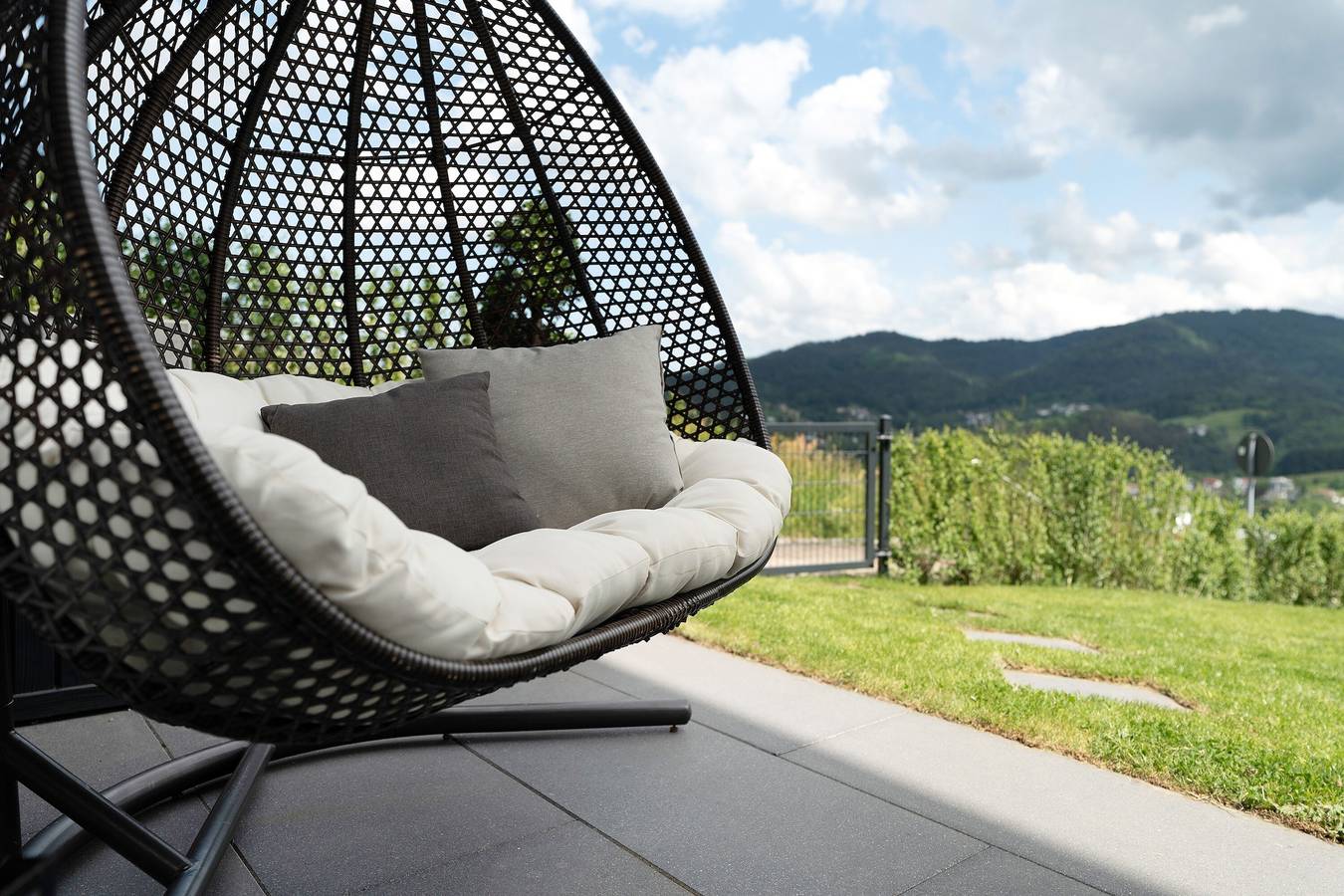 Apartamento entero, Apartamento 'Luftige Auszeit' con vistas a la montaña, terraza privada y jardín in Bühlertal, Selva Negra Central