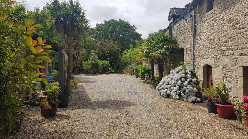 Location de vacances pour 6 personnes, avec jardin ainsi que vue et piscine à Bignan - 4