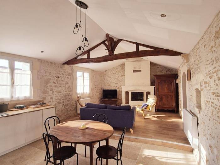 Old 18th century stable for 4 people in Vergeroux, Rochefort region