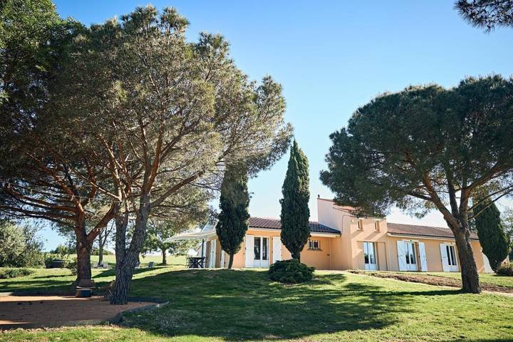 Location de vacances pour 11 personnes, avec terrasse et vue ainsi que piscine et jardin à Flourens (Haute-Garonne)
