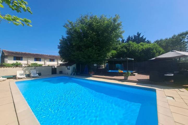 Gîte pour 6 personnes, avec piscine ainsi que terrasse et jardin à Saint-Pierre-de-Juillers